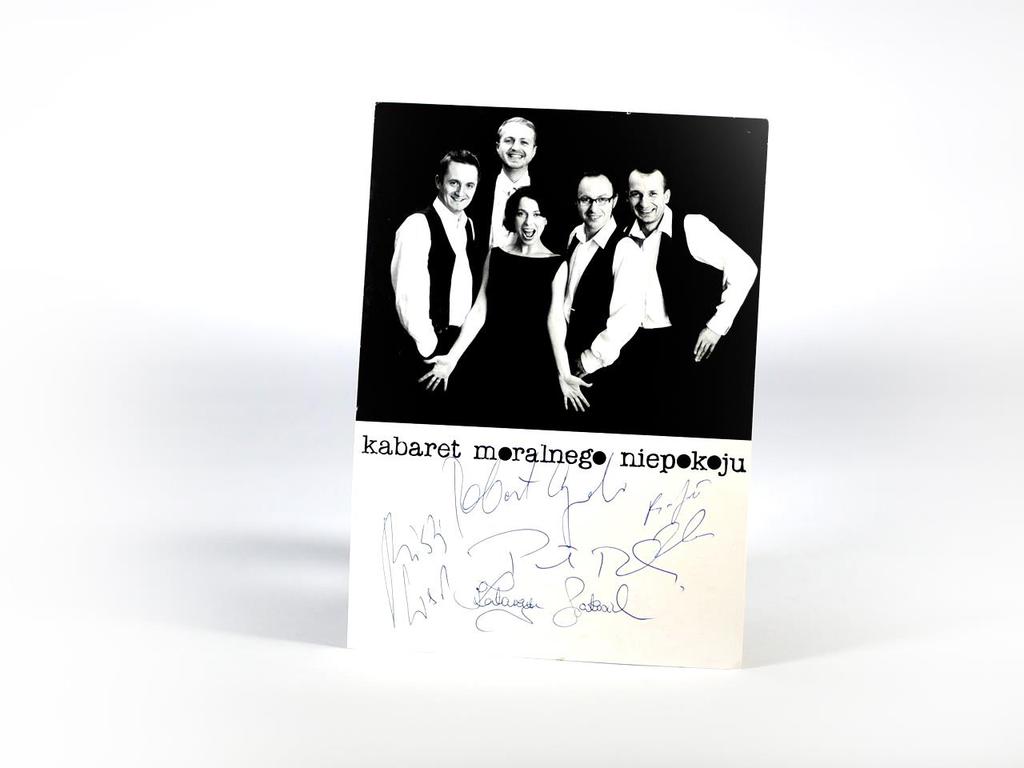 21. Zdjęcie Kabaretu Moralnego Niepokoju z autografami członków