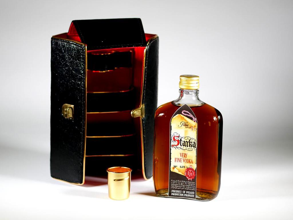 8. Wódka Starka Polmos, 10 letnia, w butelce typu piersiówka z