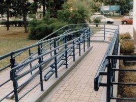 Kończąc omawianie kwestii przystosowania biur i rozmaitych instytucji publicznych do potrzeb osób z uszkodzonym wzrokiem, należy zauważyć, że ani liczba proponowanych działań nie jest duża, ani ich