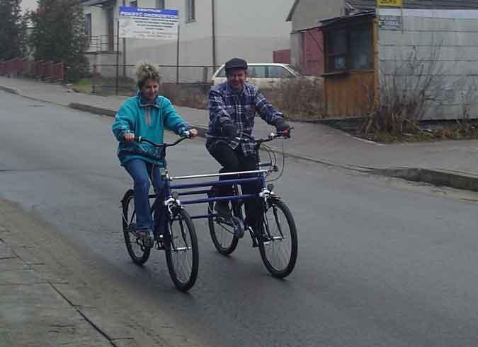 pchany, ale zarówno on jak i przewodnik zachowują swobodę ruchów.