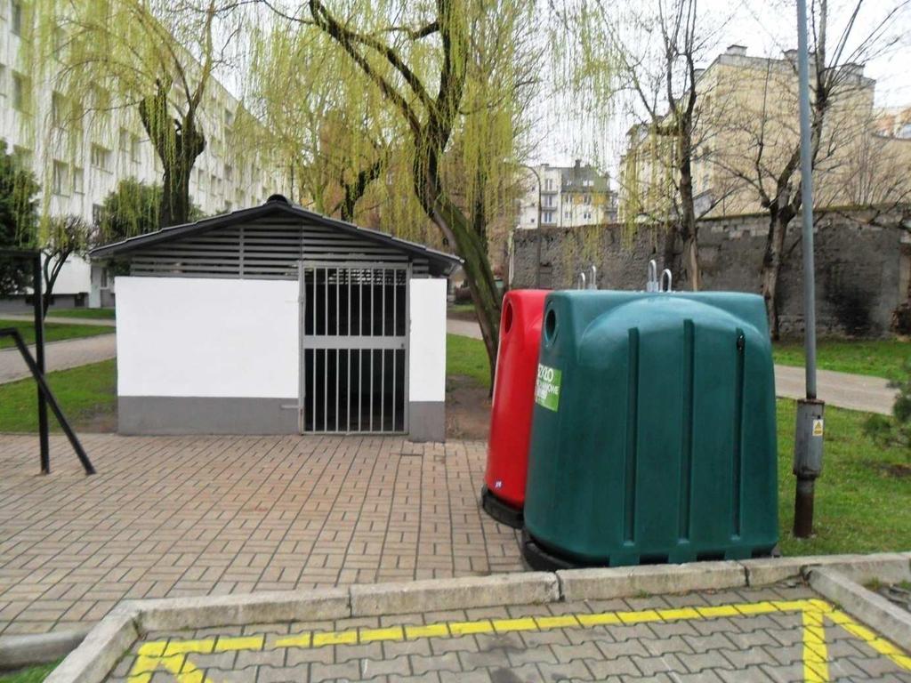 dla niepełnosprawnych oraz szlabanem.