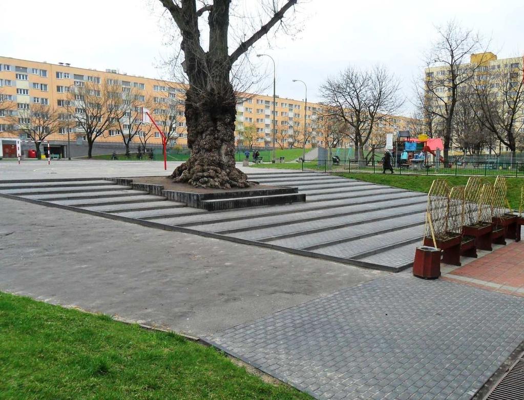 39 Otoczenie budynku przy ul. Ząbkowskiej 42 po wykonaniu robót brukarskich.