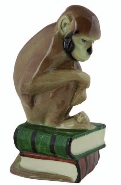 97. FIguRKA małpka siedząca na KsiążKAch Fajans,