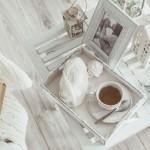 Zobacz także: Białe aranżacje shabby chic. Jak urządzić wnętrza w stylu shabby chic? Pełne romantycznego klimatu i wdzięku aranżacje shabby chic od wielu sezonów nie wychodzą z mody.