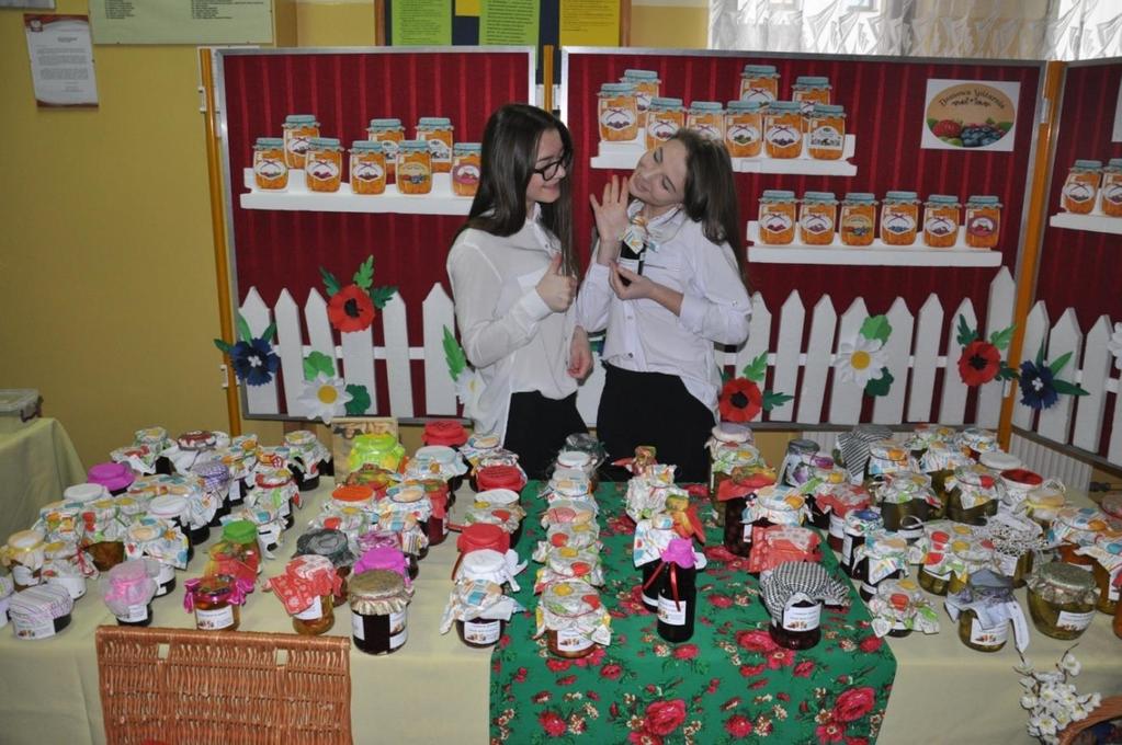 Samorząd Uczniowski przeprowadził akcję promocyjną kiermaszu, wykonał ozdobne etykiety na słoiki, pomagał w dekoracji produktów oraz ich sprzedaży. W dniu 27 października 2017r.