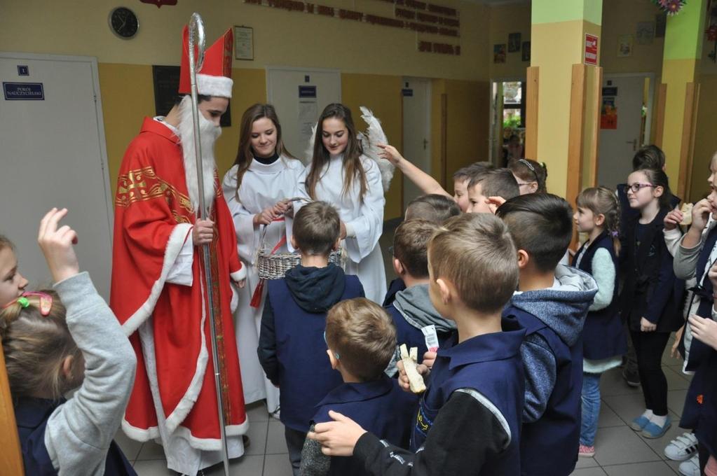 W dniach 20, 21 grudnia odbył się w naszej szkole Przegląd Szopek i Stroików Świątecznych, zorganizowany przez Samorząd Uczniowski i