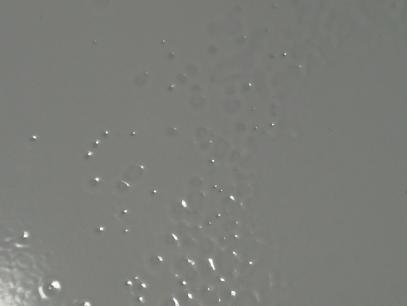 Powłoka nałożona na źle odtłuszczoną Wady powodowane przez złą jakość powłoki powierzchnię cynkowej Czasem mamy do czynienia z detalami wykonanymi z materiałów, które sprawiają szczególne problemy