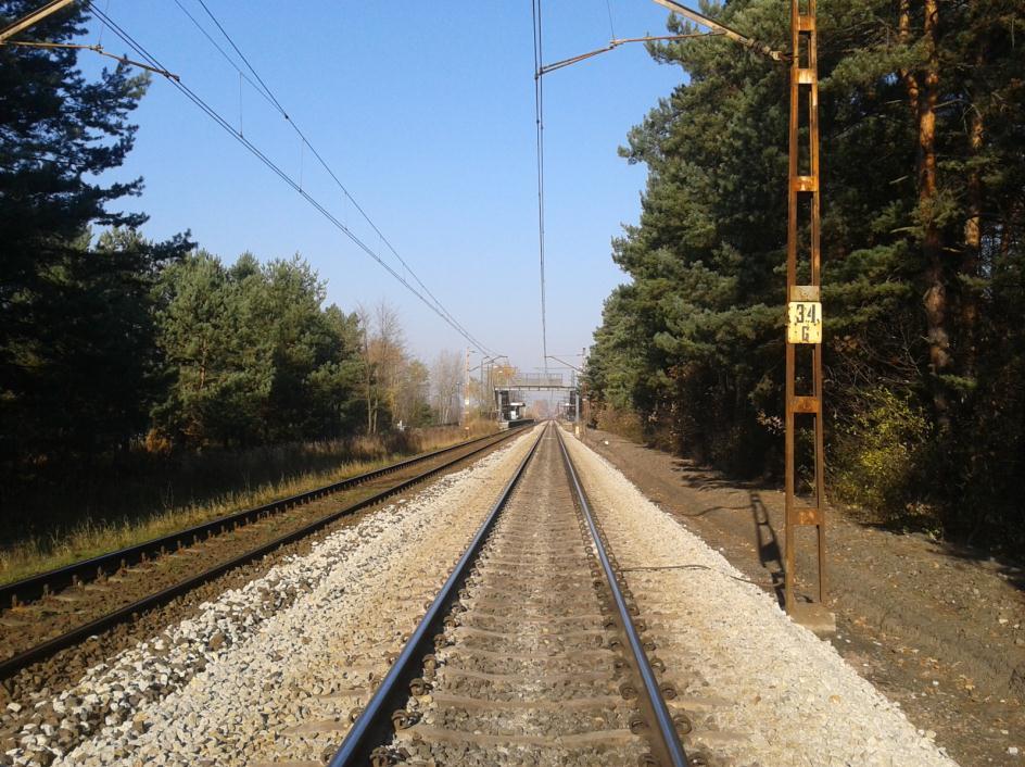 W km 34+600 linia wchodzi od strony południowej na teren miasta. 1.6.3 Źródła hałasu przemysłowego Hałas przemysłowy ze statystycznego punktu widzenia ma znaczenie całkowicie drugorzędne.