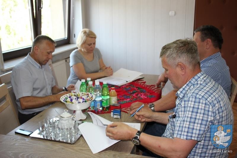 Podpisano umowę na budowę kanalizacji ściekowej w miejscowości Zabrzeż z firmą MEN-GAZ