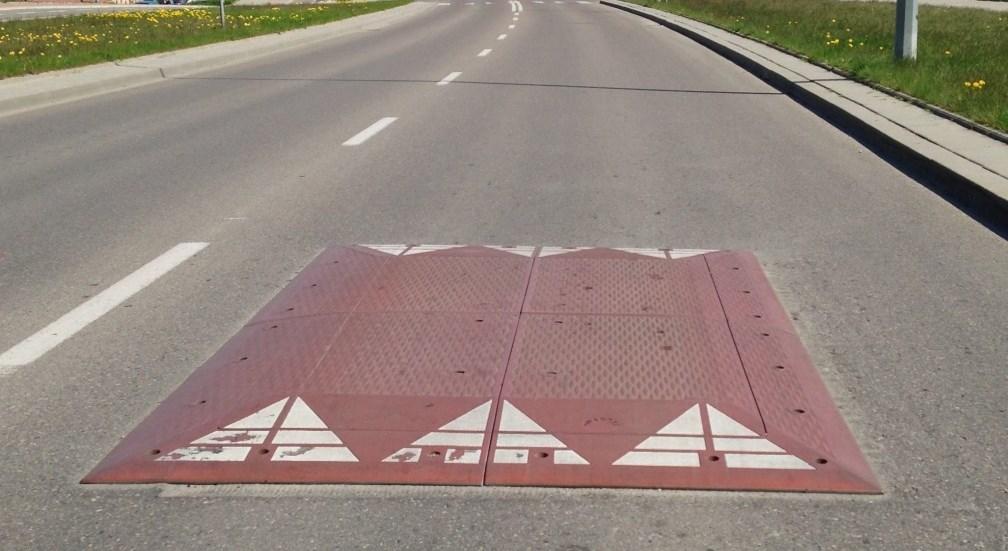 Rysunek 3 13. Jeden z elementów uspokojenia ruchu (miasto Białystok) źródło: zdjęcie własne Rysunek 3 14. Białystok ul. Lipowa przykład uspokojenia ruchu poprzez zmianę geometrii ulicy.
