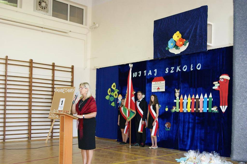 skórkę pomarańczową oraz rodzynki Jeszcze raz delikatnie mieszamy Klarujemy i studzimy masło, tak aby miało temperaturę pokojową Wlewamy do masy, lekko mieszamy Ubijamy pianę z białek ze szczyptą