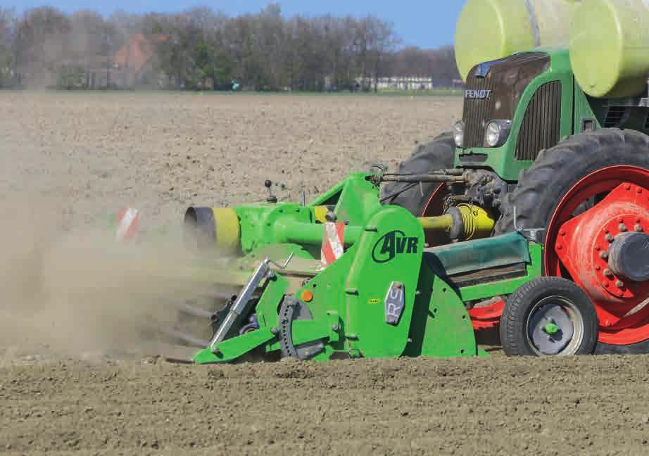 (pneumatyczne 175/70R13) 100 wzmocnionych naspawanych zębów hakowych (50 x 12 mm) Pokrywa samooczyszczająca montowana na sprężynach Przekładnia z 3 prędkościami i ciągłym napędem (3 V) (<250 KM)