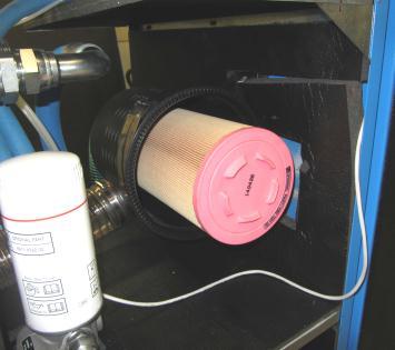 8.0 LISTA CZĘŚCI ZAMIENNYCH WYMAGANYCH PODCZAS PRZEGLĄDÓW OKRESOWYCH Poz OPIS Ilość Kod 7,5 ba r KM 30 / kw KM 35 / kw 6 KM 40 / kw 30 KM 50 / kw 37 8,5 bar 0 ba r Filtr oleju 04 33 50 3 Filtr