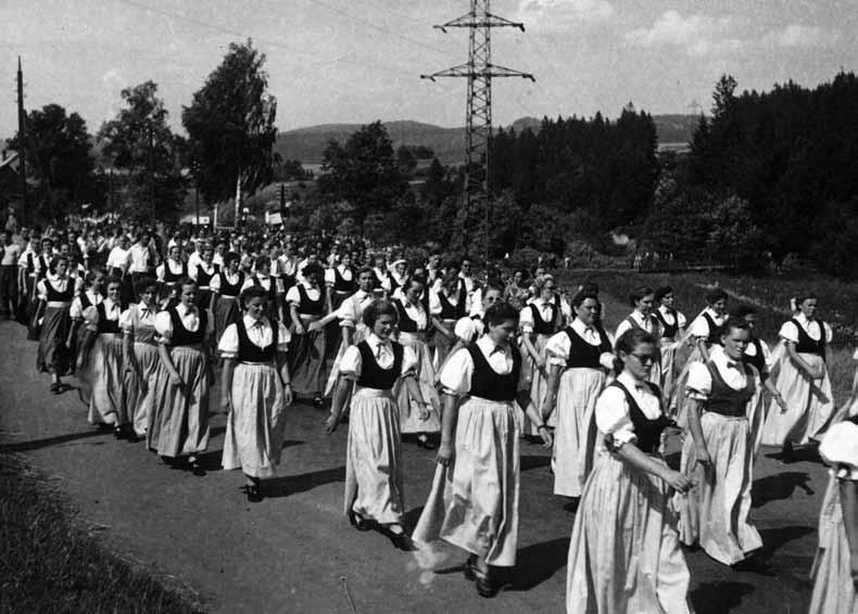 550 01/2017 Fot. 3. Zespół Górnik, Święto Góralskie w Jabłonkowie, 1954 r. ARCHIWUM AZ PZKO NUMER IDENTYFIKACYJNY sygn.