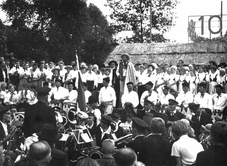 551 01/2017 Fot. 4. 10. jubileuszowe Święto Góralskie, 18 VIII 1957 r. ARCHIWUM AZ PZKO NUMER IDENTYFIKACYJNY sygn. 324a 77a NAZWA, TYTUŁ Święto Góralskie OPIS 10.