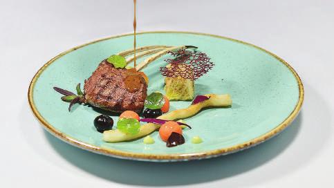 MIEJSCE PEŁNE UROKU Autorskie Menu Sala myśliwska, połączona z salką do live-cookingu, daje możliwość zorganizowania dodatkowej atrakcji w postaci pokazu kulinarnego lub wspólnego gotowania dla max.