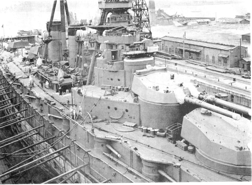 prace wyposażeniowe Napęd Głównym zespołem napędu były 4 turbiny parowe typu Parson o mocy 64 000 KM. Ich moc była przekazywana na cztery wały napędowe zakończone śrubami napędowymi.