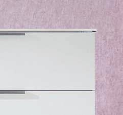 Graficzny, monochromatyczny design dywanu różni się w zależności od światła, w którym jest