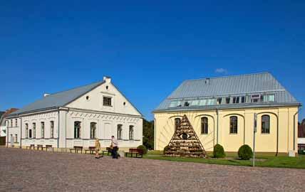 zbudowano kompleks synagog. Wielka synagoga letnia została wzniesiona w XVIII w.