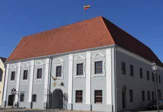 Obecnie w ratuszu działa urząd stanu cywilnego, salę ceremonialną zdobią reprodukcje obrazów Radziwiłłów. Na dziedzińcu zegar słoneczny w stylu rokoko z pocz. XIX w., rzeźby.