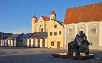 był głównym placem targowym Kiejdan. Otaczają go XVII-wieczne budynki: Domy szklarzy, dom burmistrza Jerzego Andersona, Ratusz, zbór luterański.