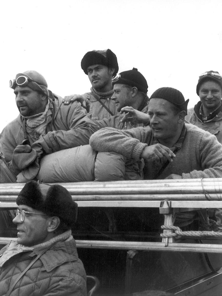 Krzysztof Ludwik Birkenmajer Ryc. 5. Pierwszy transport załogi i sprzętu na Lodowiec Hansa we fiordzie Hornsund na Spitsbergenie, III rd MRG. Terenowym autem kieruje S. Siedlecki (u dołu po lewej).