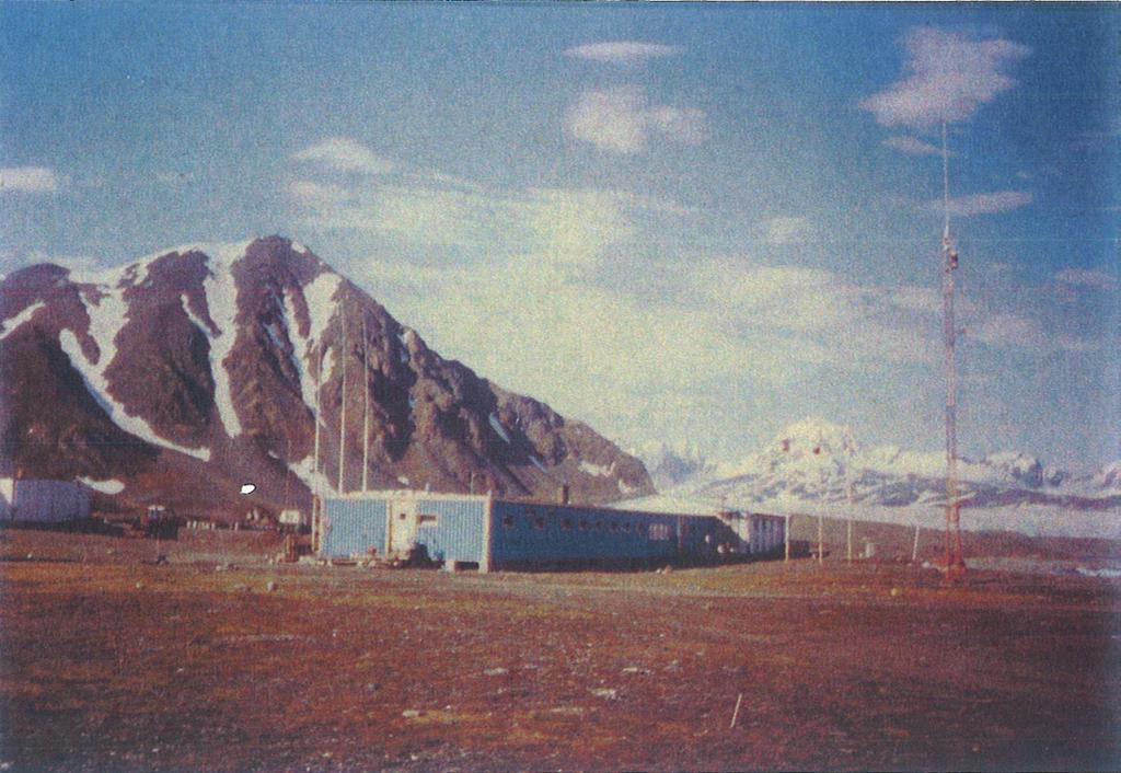 Nauka w Polsce Ryc. 6. Stacja spitsbergeńska im. S. Siedleckiego w Hornsundzie na Spitsbergenie (fot. K. Birkenmajer). Fig. 6. Polish Station Stanisław Siedlecki at Hornsund, Spitsbergen (photo by K.