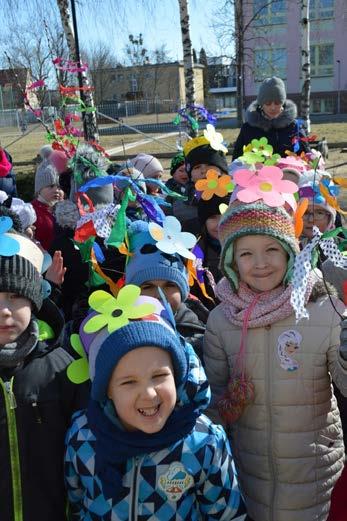 Przedszkole Bajeczka W Bajeczce już Wiosna! Jak co roku, w Przedszkolu Bajeczka, 21 marca powitano tak wyczekiwaną porę roku.