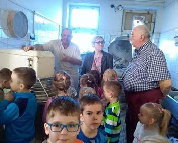 Spalenie Marzanny i wypędzenie tym samym starej pory roku sprawiło, że na bajeczkowym ogródku pojawiła się Wiosenka (dziewczynka przebrana za Wiosnę).