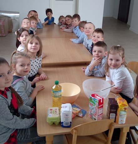 Śniadanie Wielkanocne Do uroczystego śniadania wielkanocnego dzieci pięknie ubrane i w dobrych nastrojach zasiadły do stołów zastawionych smakołykami które przygotował dla przedszkolaków Pan Gawron.