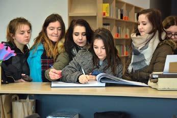 Zespół Szkół im. J. i W. Zamoyskich Pokolenia otwierają Nową Bibliotekę Uczniowie klasy II TH/TAK jako reprezentanci Zespołu Szkół im.