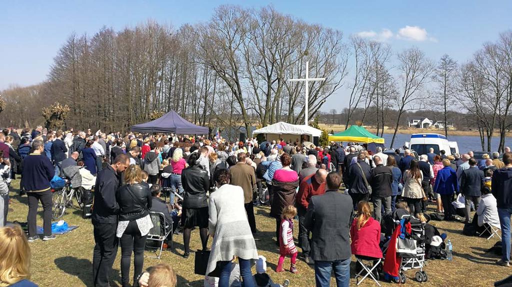 Tam się wraca! Coraz liczniej pielgrzymi przybywają nad Małe Jezioro Kierskie, do miejsca, w którym Jezus objawił się św. s. Faustynie. Na szczęście przestrzeni tam nie brakuje.