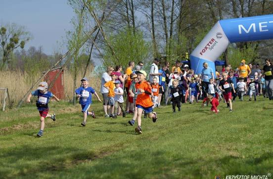 Maluchy kolejny raz przebiegły dystans 50 m, rodziny zmierzyły się z odległością 1 km, wytrwali biegacze zawodowcy i amatorzy pokonali 7 km, a kijkarze i kijkarki przemaszerowali 4 km.