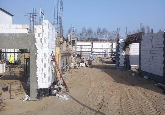 Raport z gminnych inwestycji Aktualnie na terenie szkoły podstawowej w Napachaniu trwają prace murarskie ścian parteru (hala, łącznik i szyb windy), prace zbrojeniowe i betonowanie słupów i rdzeni