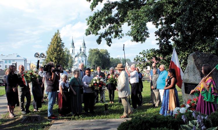 Niemowlęta roztrzaskiwał o mur. Zamordowani wpadali do wykopanego dołu. Dających oznaki życia nie dobijano. Zasypano wapnem i ziemią.