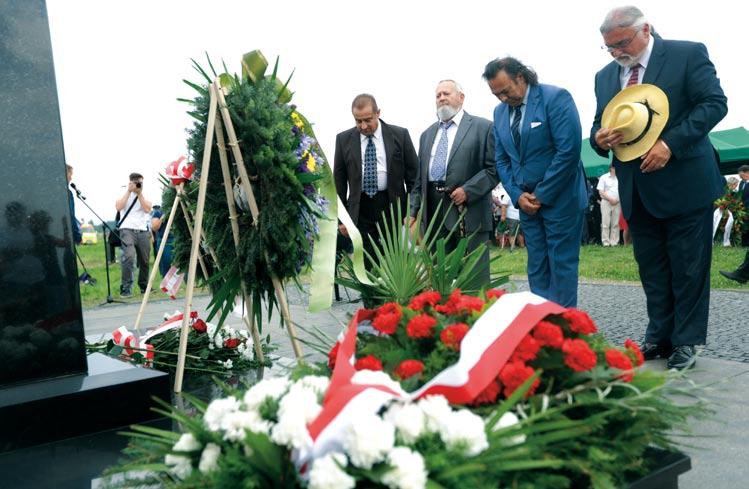 Fot. Jarosław Praszkiewicz / FORUM Tego sierpniowego dnia w różnych miejscach kaźni Romowie i Sinti oddają cześć wszystkim osobom pochodzenia romskiego, którzy zakończyli swą doczesną wędrówkę w