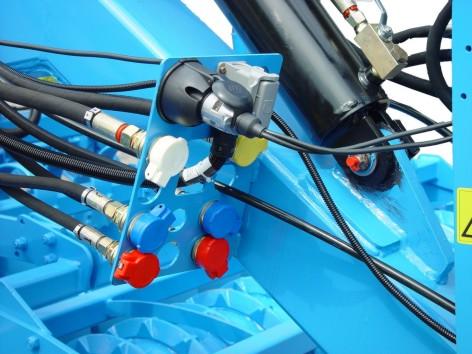 Urządzenie sterownicze do drążka hydraulicznego musi być przełączone podczas pracy w położenie pływające.