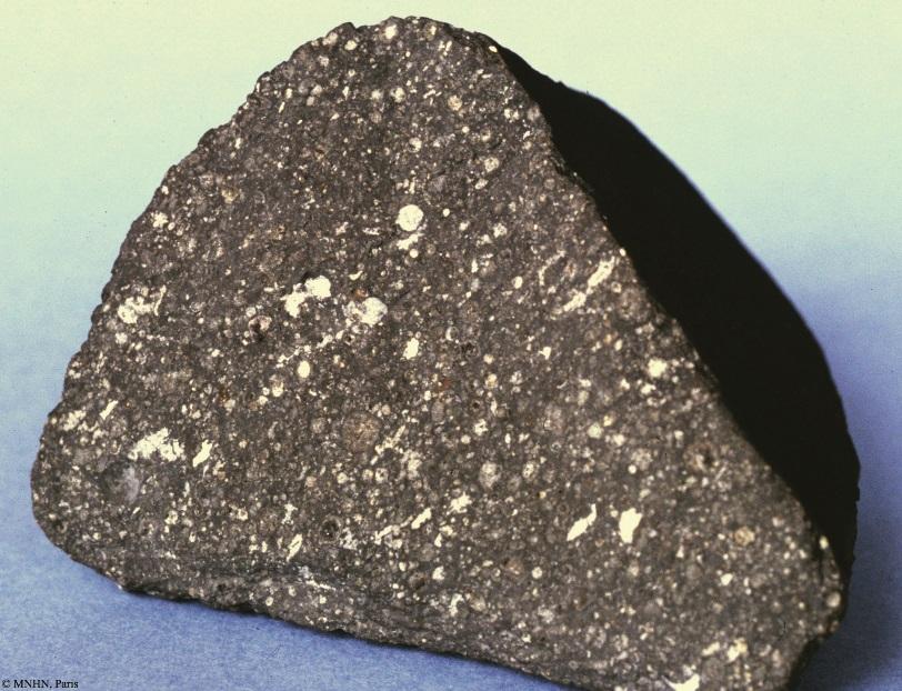2 Pomiędzy 4570 a 4560 milionów lat temu NARODZINY UKŁADU SŁONECZNEGO. Powstanie planet olbrzymów Fig. 2 Fragment meteorytu Allende.