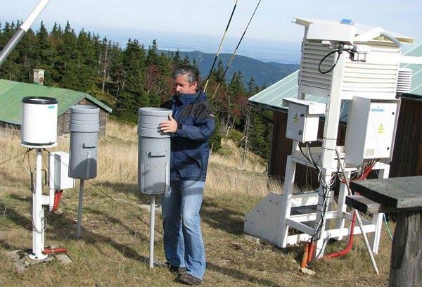 Pomiarów i obserwacji meteorologicznych dokonuje się poprzez: naziemne sieci stacji meteorologicznych, naziemne sieci