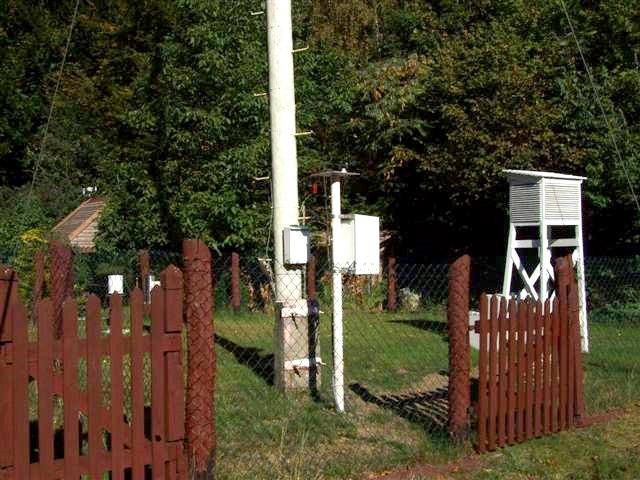 Naziemne sieci posterunków meteorologicznych prowadzą wybrane, najbardziej klasyczne pomiary i obserwacje, wykonywane z reguły znacznie rzadziej niż w przypadku typowych stacji meteorologicznych.