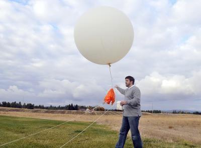 niewielkie balony, zaopatrzone w wybrane przyrządy meteorologiczne, prowadzące