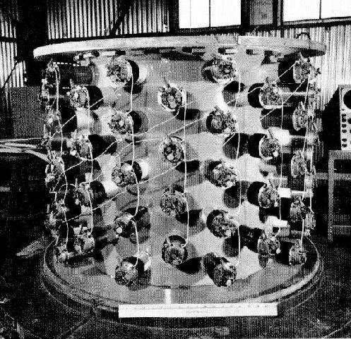 Neutrina Doświadczenia Reinesa i Cowana (1953-1959) Oddziaływanie neutrin zaobserwowano po raz pierwszy