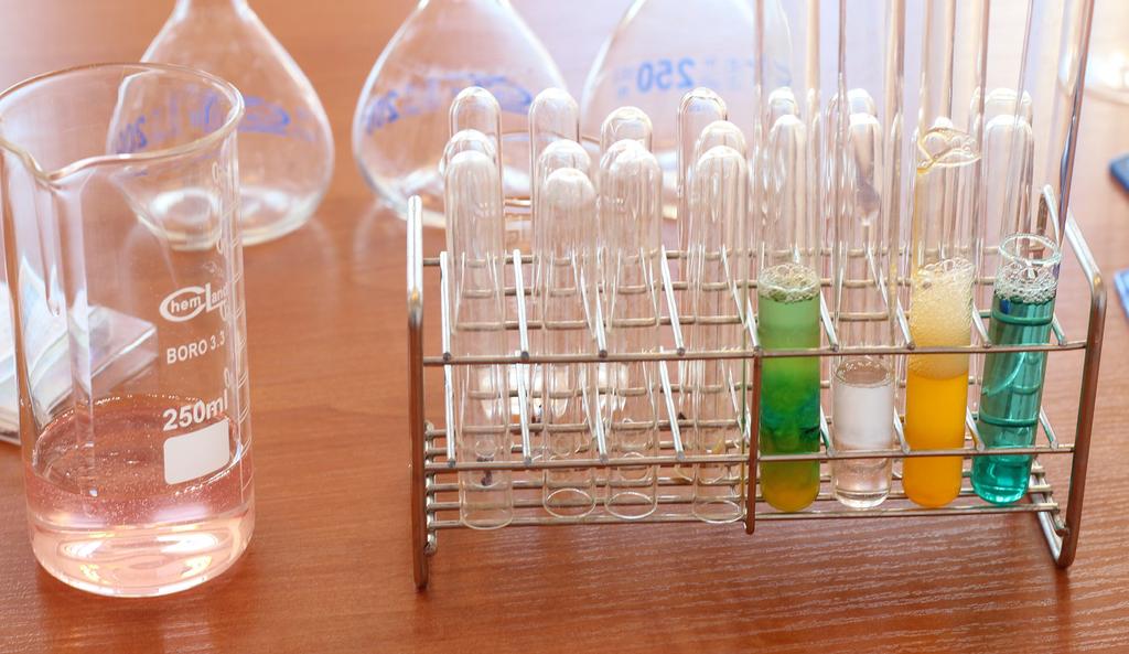 Zestaw 3 2. Funkcja odkrywcza eksperymentu. Wiele doświadczeń przeprowadzanych podczas zajęć chemicznych dotyczy ustalania właściwości wskazanej substancji.