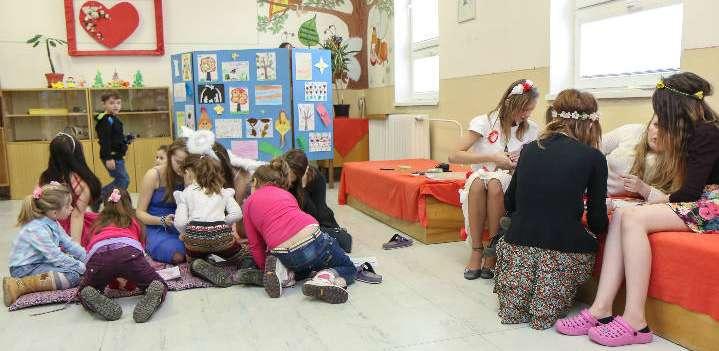 vianočné ikebany i počas koncertu, ktorý si pre škôlkarov pripravili žiaci Základnej umeleckej školy.