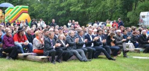 novozvolený prezident SR Andrej Kiska. V programe sa predstavili folklórne súbory z Malej Frankovej, Važca, Bratislavy, Žiliny, Vranova nad Topľou, Osturne, Svitu a Ľubotíc.