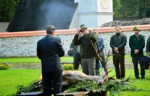 a lovu na celý rok. V jesennej časti bolo hlavnou náplňou činnosti výboru zabezpečenie krmiva pre zimné prikrmovanie zveri.