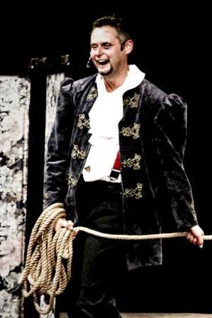 PAPKIN Tomasz Białek Wokalista-tenor. Obecnie dyrektor Teatru Castello w Mosznej Urodził się w Żywcu, gdzie stawiał pierwsze kroki na scenie podczas licznych konkursów wokalnych.