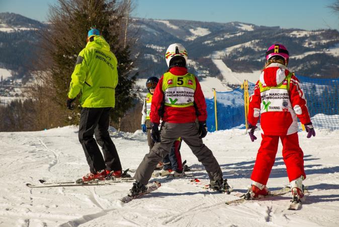 Poziom drugi - grupa CZERWONA narciarze oraz snowboardziści jeżdżący na trasach niebieskich i czerwonych, grupa pod okiem instruktorów szlifuje