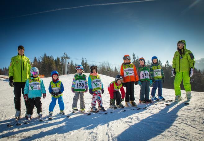 Poziom trzeci - grupa NIEBIESKA narciarze oraz snowboardziści początkujący, samodzielnie wykonujący skręty do zatrzymania włącznie.