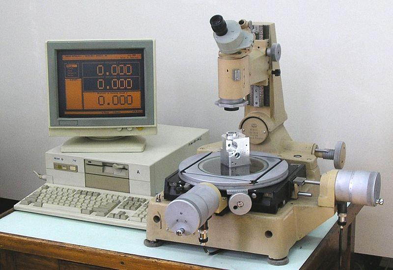 Mikroskopy Mikroskop warsztatowy Obiektyw ma duże, płaskie pole widzenia i nieduże powiększenie (5 x ).